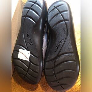 Clarks size 8 1/2.  Grey leather